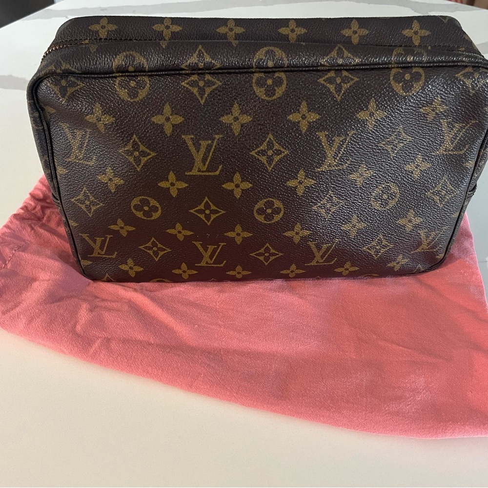 Louis Vuitton Trousse 28 Monogram Toiletry Bag